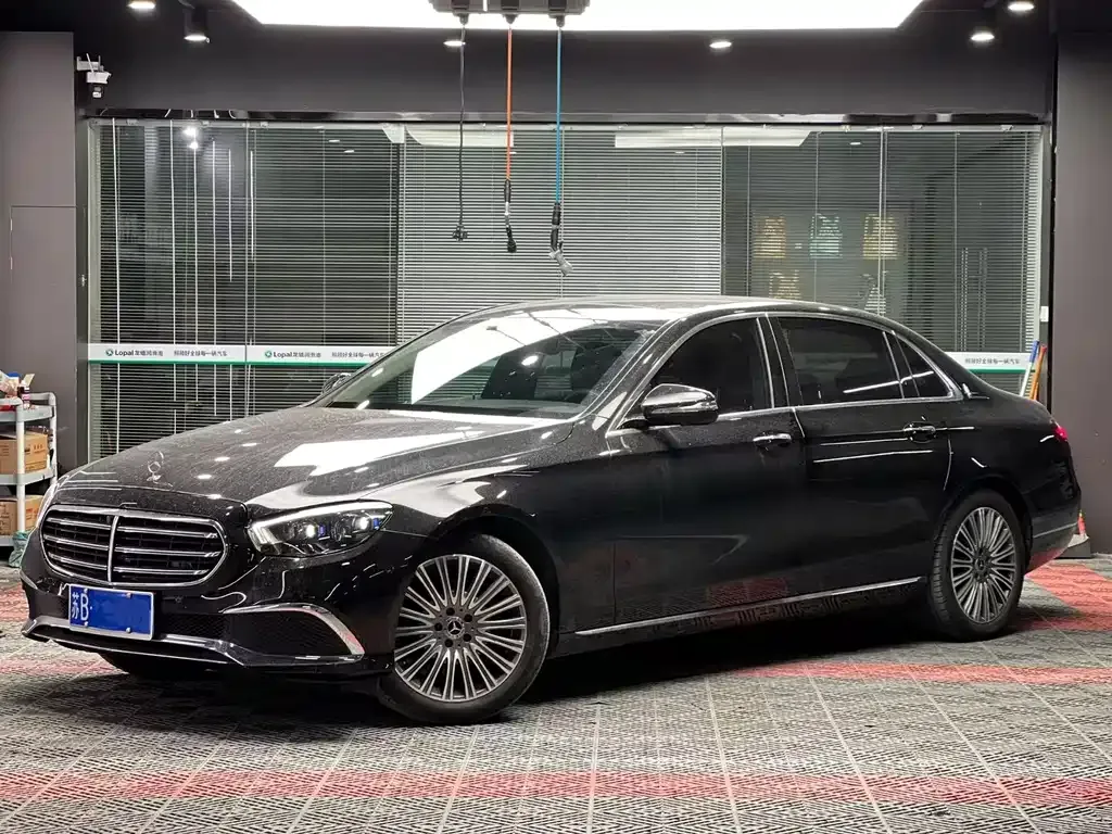 Mercedes-Benz E-Class — фото 1