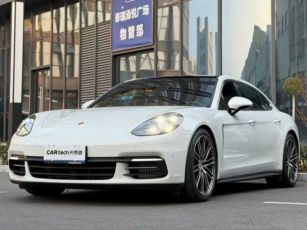 Porsche Panamera — фото 1