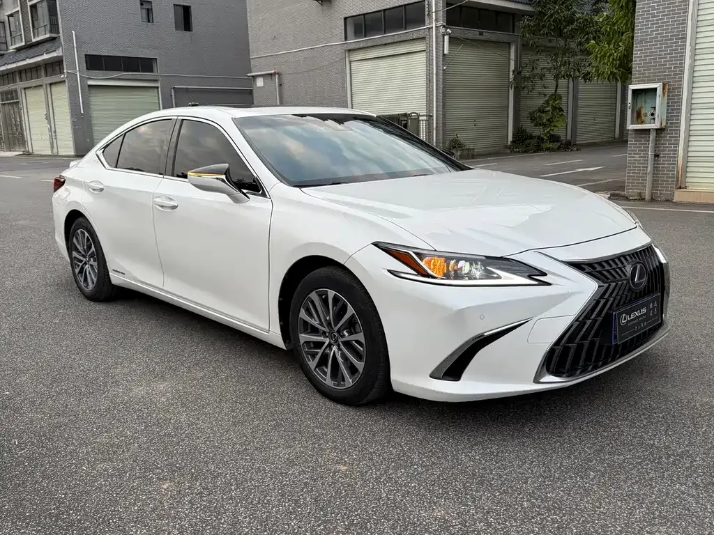 Lexus ES — фото 1