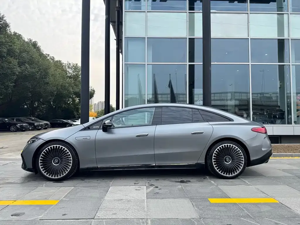 Mercedes-Benz EQS AMG — фото 7