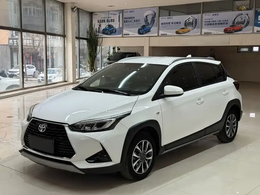 Toyota Yaris L — фото 1