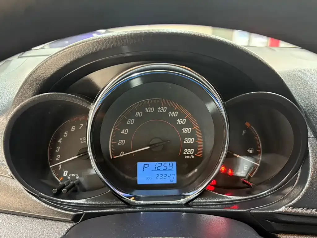 Toyota Yaris L — фото 10