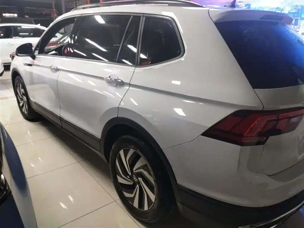 Volkswagen Tiguan L — фото 4