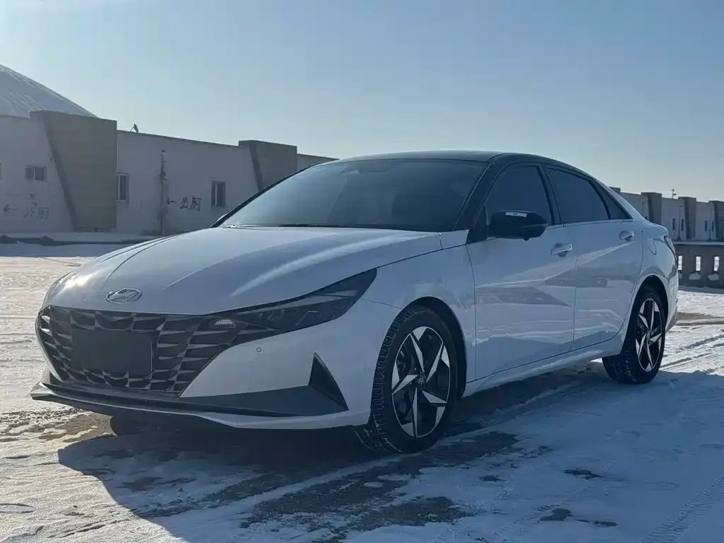 Hyundai Elantra — фото 1