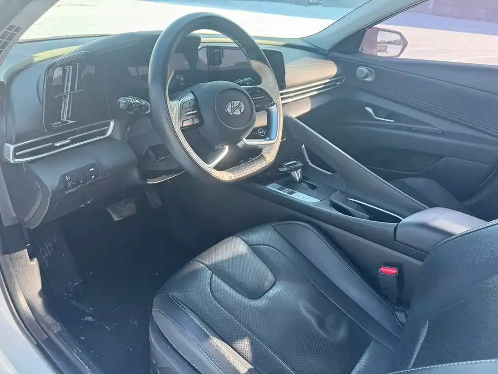 Hyundai Elantra — фото 10