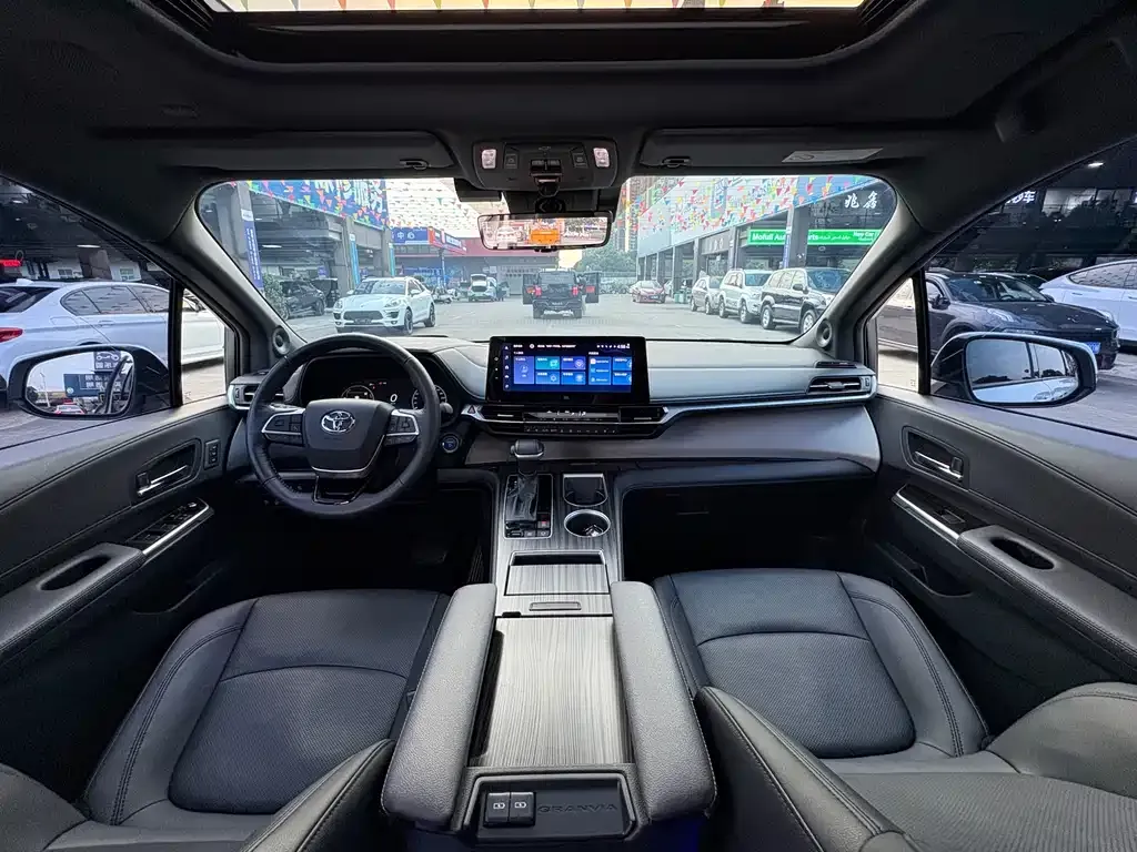 Toyota Granvia — фото 7