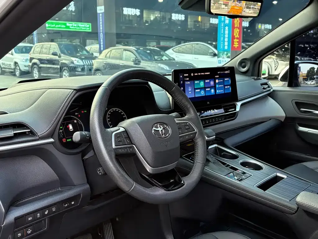 Toyota Granvia — фото 10