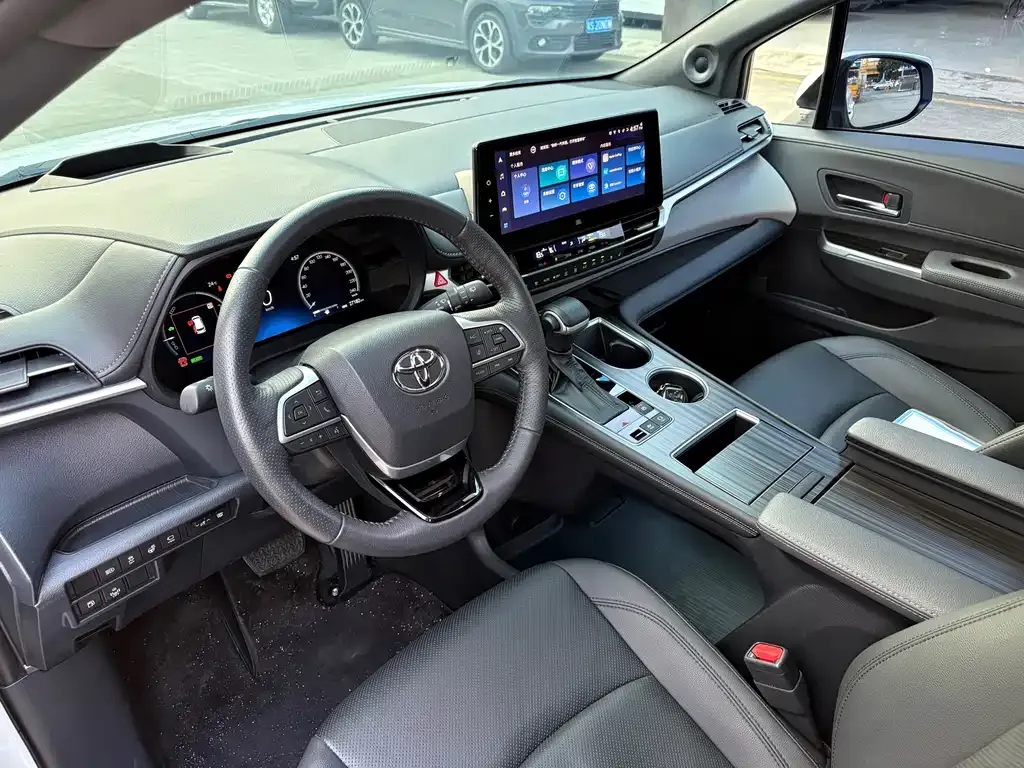 Toyota Granvia — фото 8