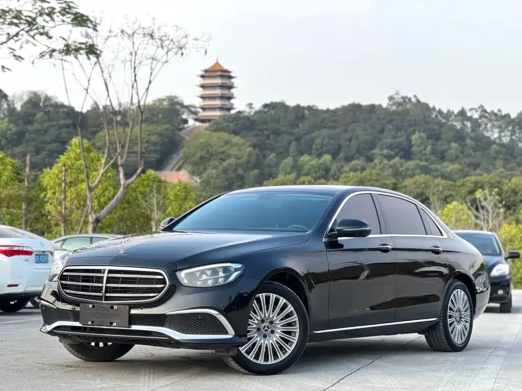 Mercedes-Benz E-Class — фото 1