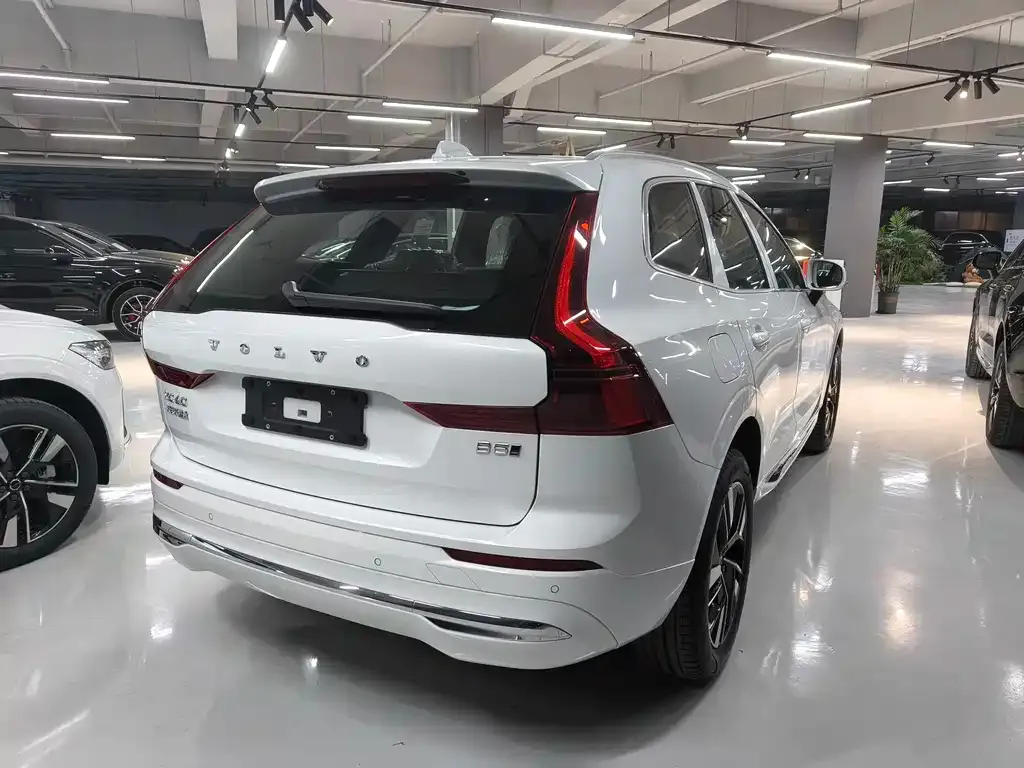 Volvo XC60 — фото 9