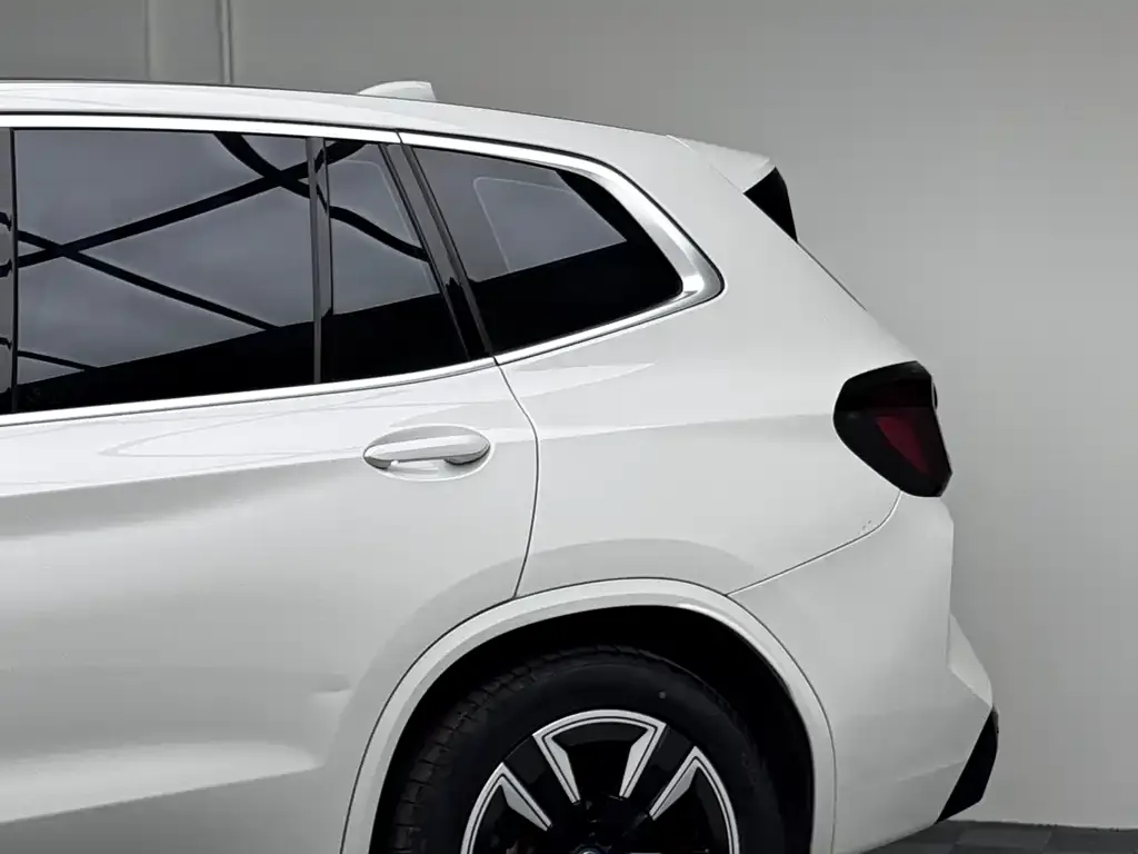 BMW iX3 — фото 10