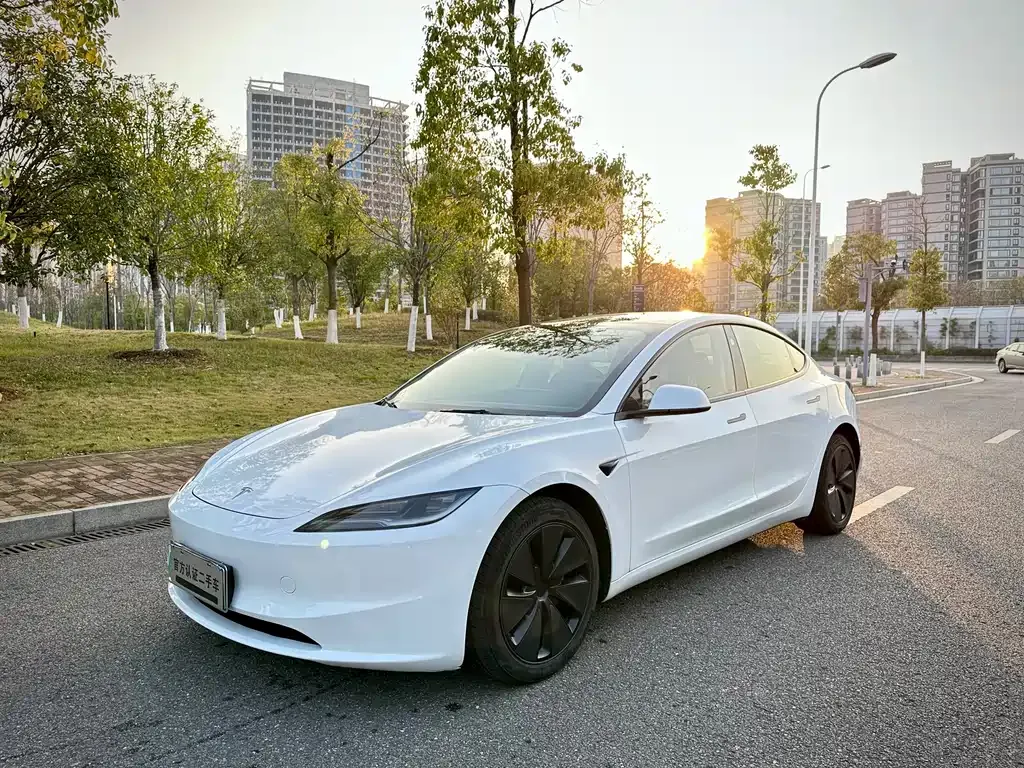 Tesla Model 3 — фото 1