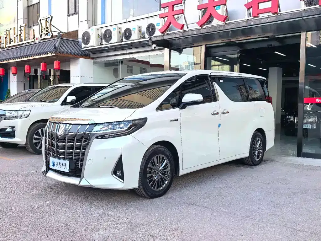 Toyota Alphard — фото 1