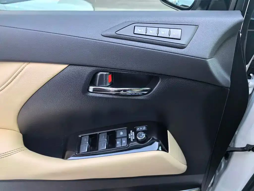 Toyota Alphard — фото 5
