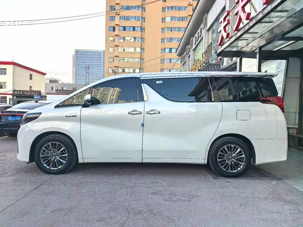 Toyota Alphard — фото 4