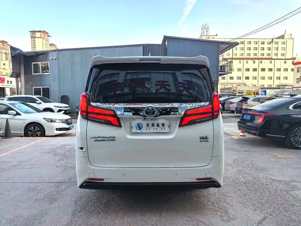 Toyota Alphard — фото 7