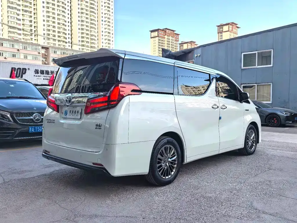 Toyota Alphard — фото 8