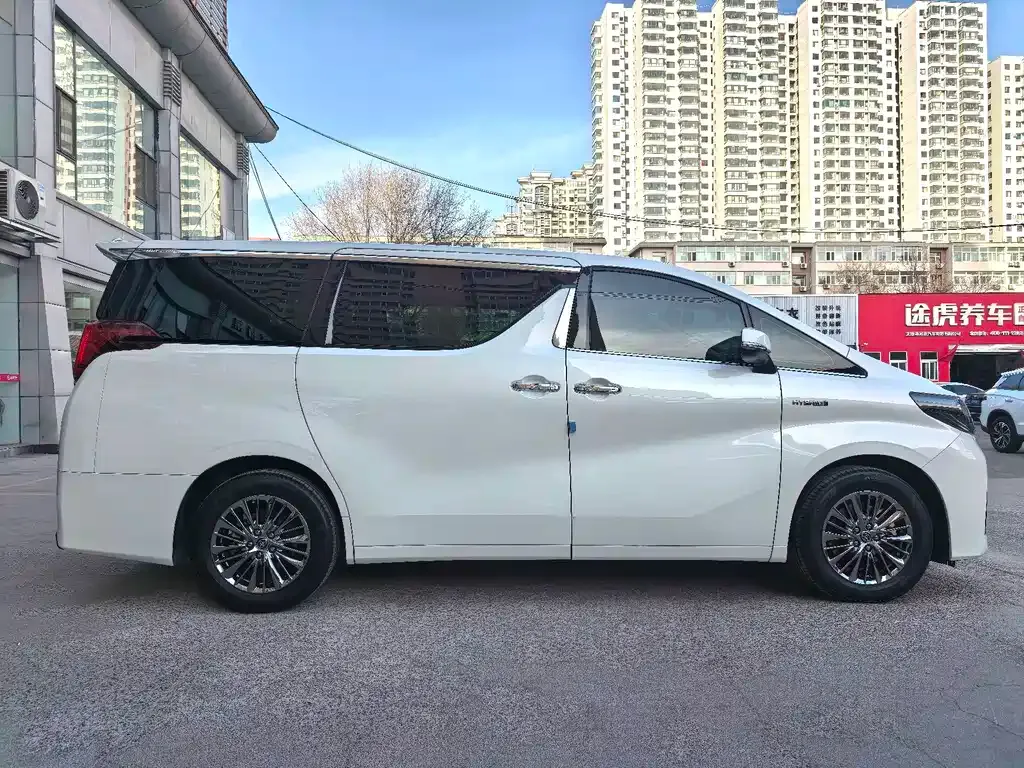 Toyota Alphard — фото 9