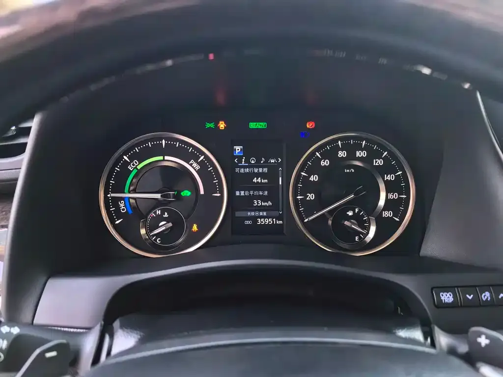 Toyota Alphard — фото 2