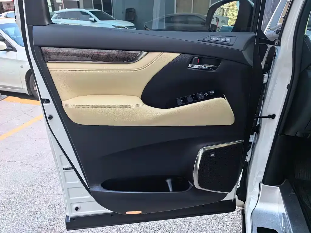 Toyota Alphard — фото 10
