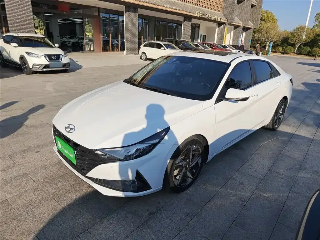 Hyundai Elantra — фото 1
