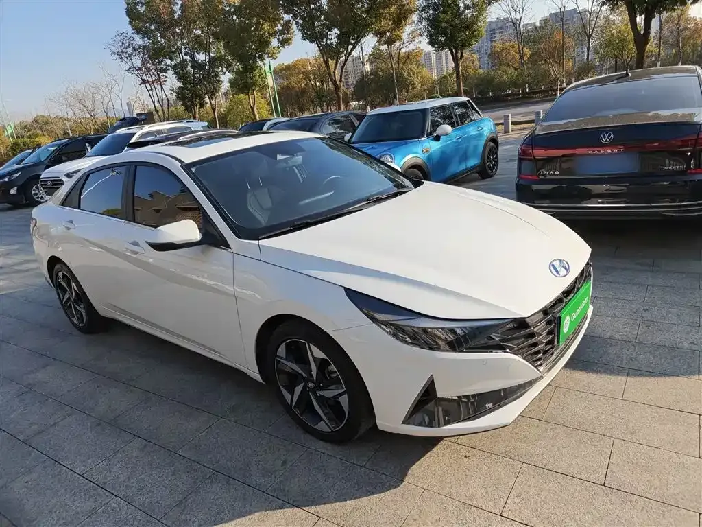 Hyundai Elantra — фото 5