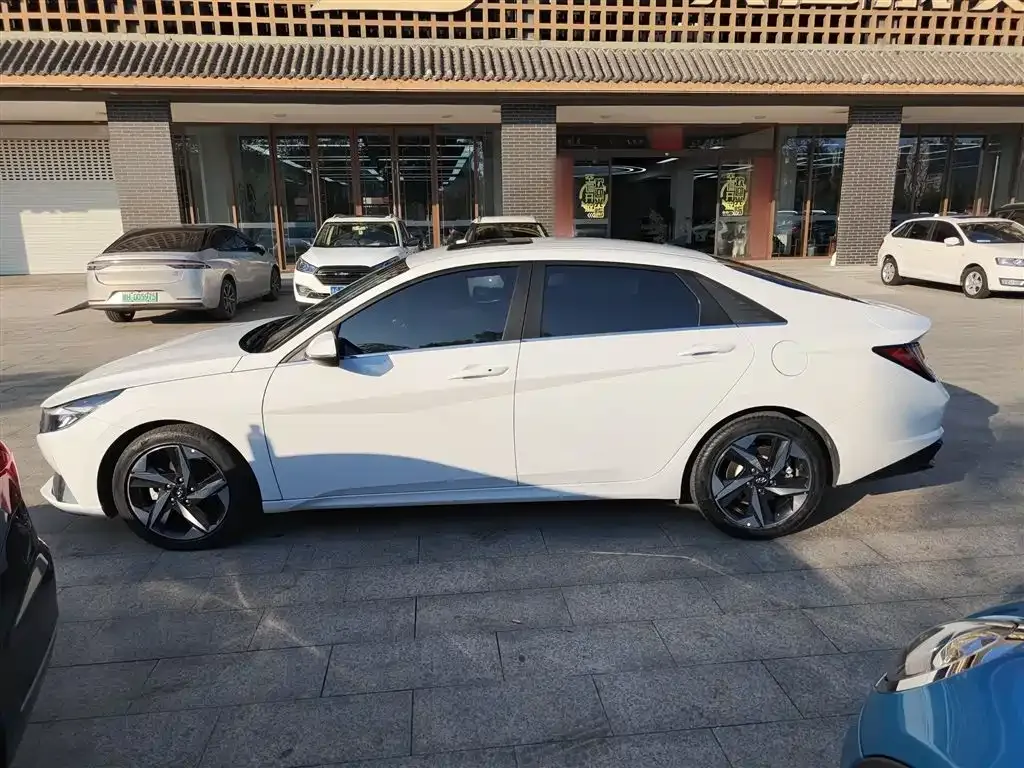 Hyundai Elantra — фото 10