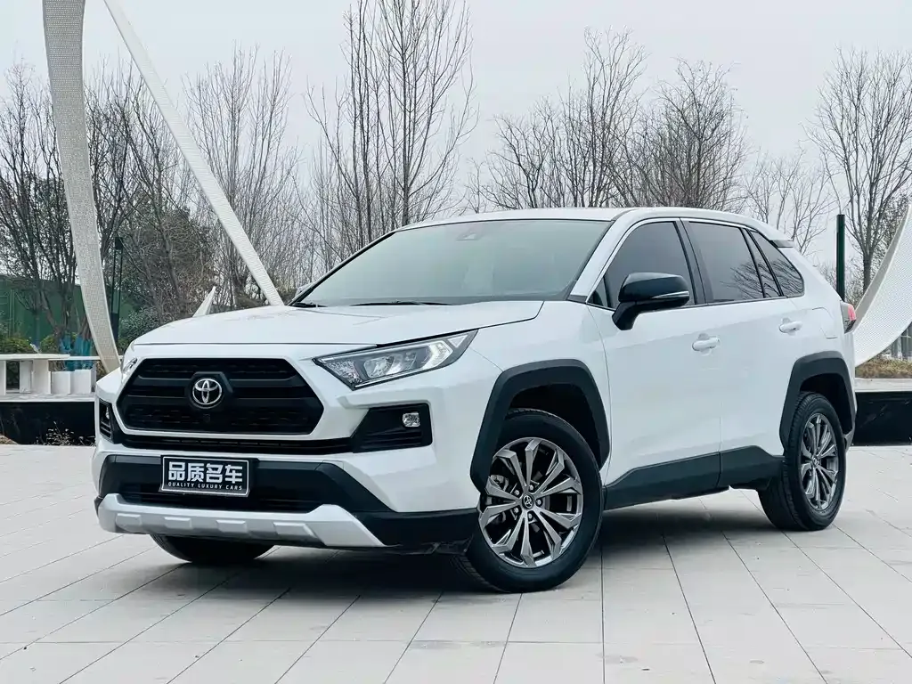 Toyota RAV4 — фото 1