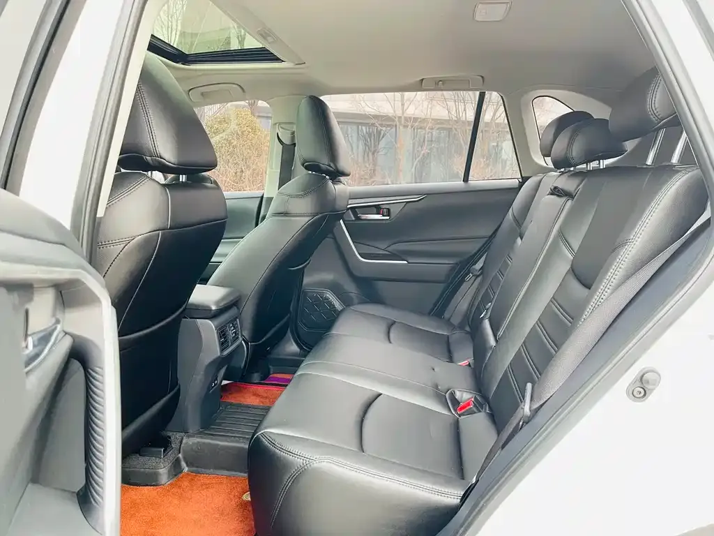Toyota RAV4 — фото 9
