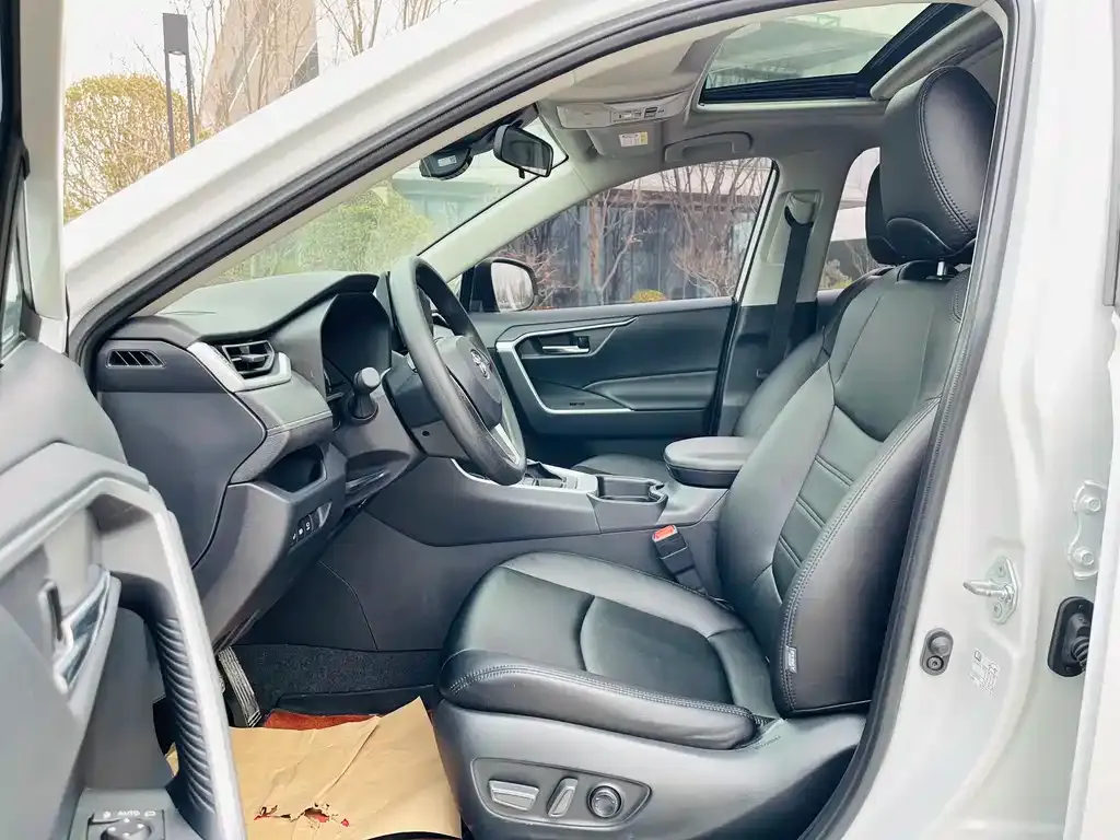 Toyota RAV4 — фото 6