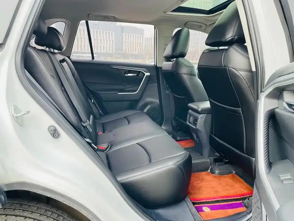 Toyota RAV4 — фото 10
