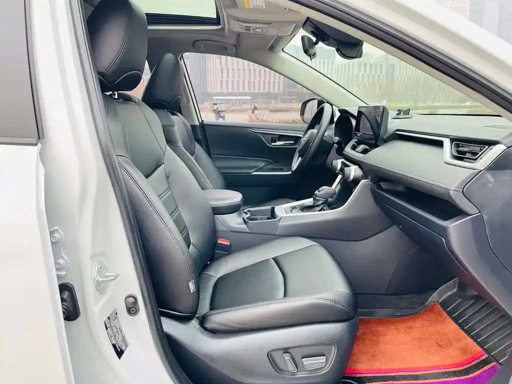 Toyota RAV4 — фото 4
