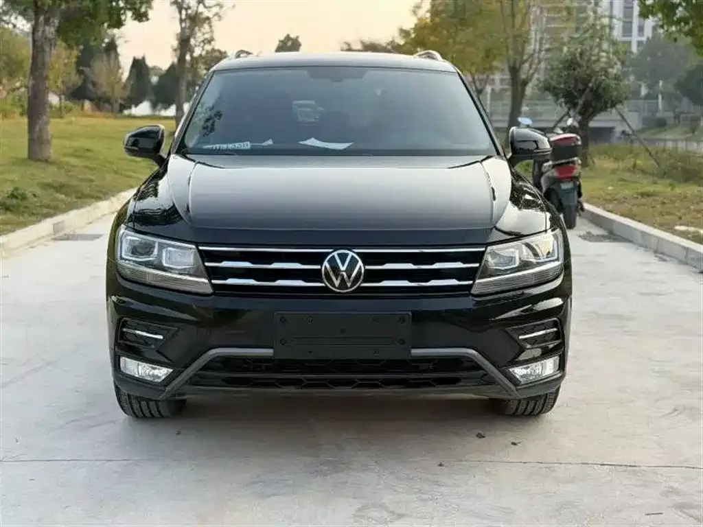 Volkswagen Tiguan L — фото 1
