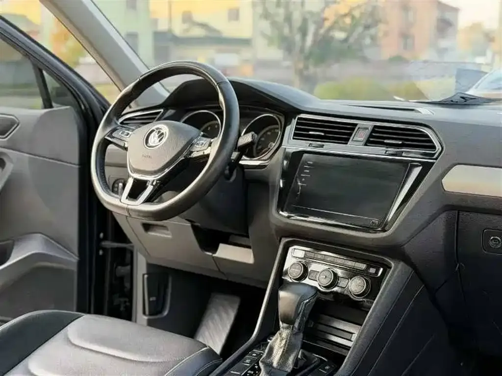 Volkswagen Tiguan L — фото 7