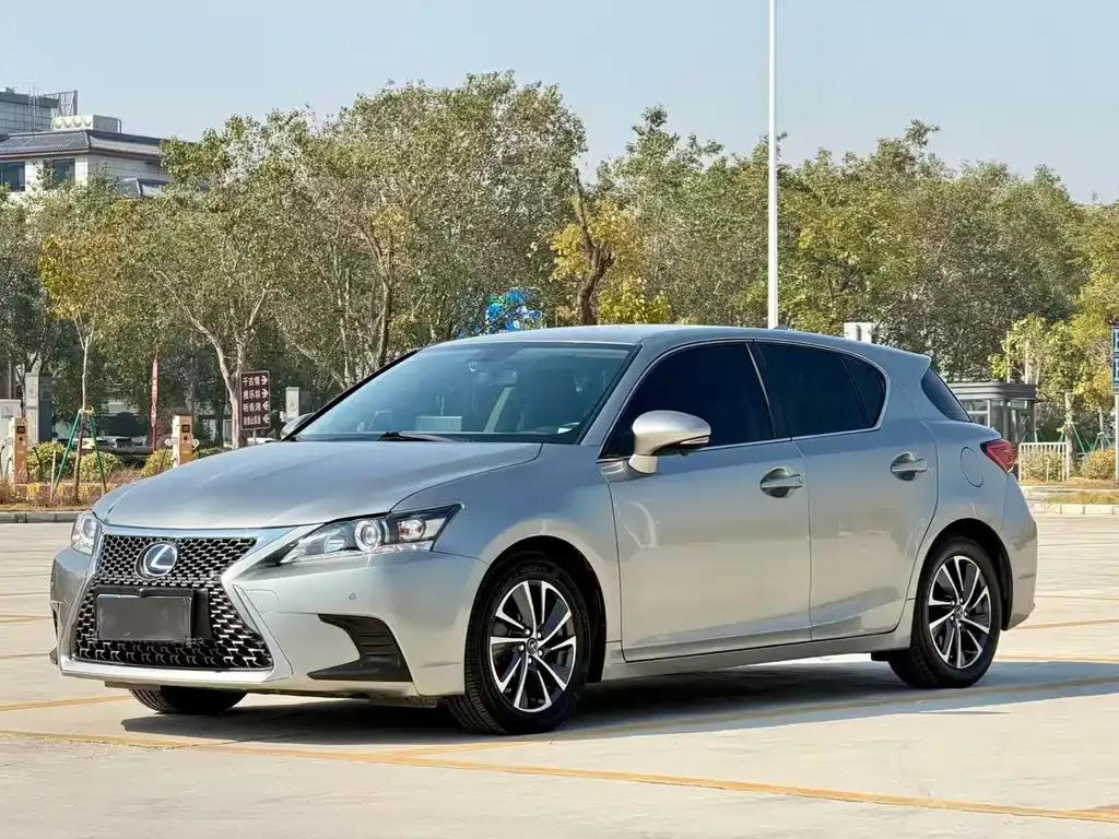Lexus CT — фото 1