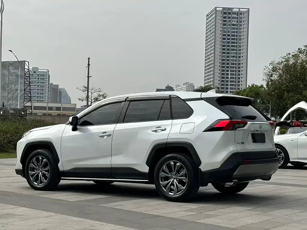 Toyota RAV4 — фото 3