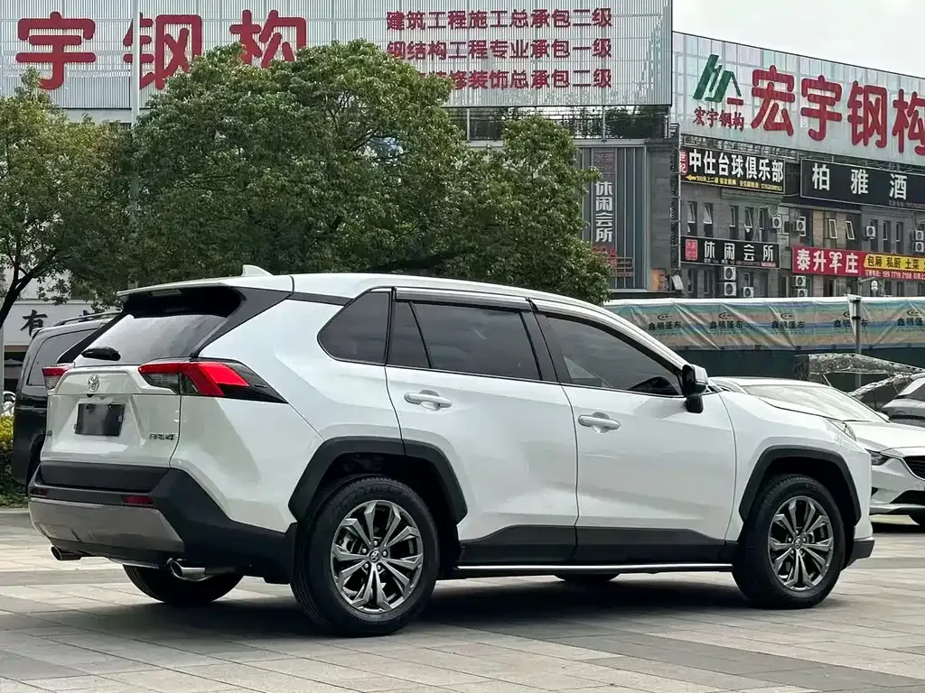 Toyota RAV4 — фото 8
