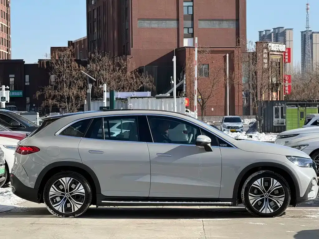 Mercedes-Benz EQE SUV — фото 6