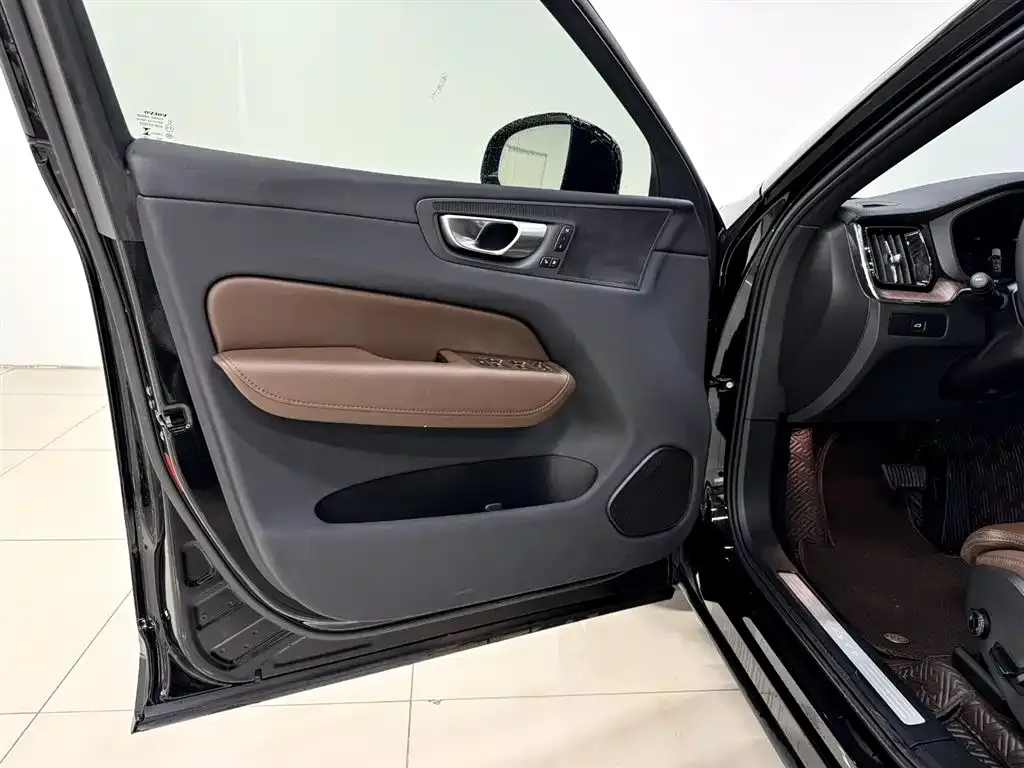 Volvo XC60 — фото 10