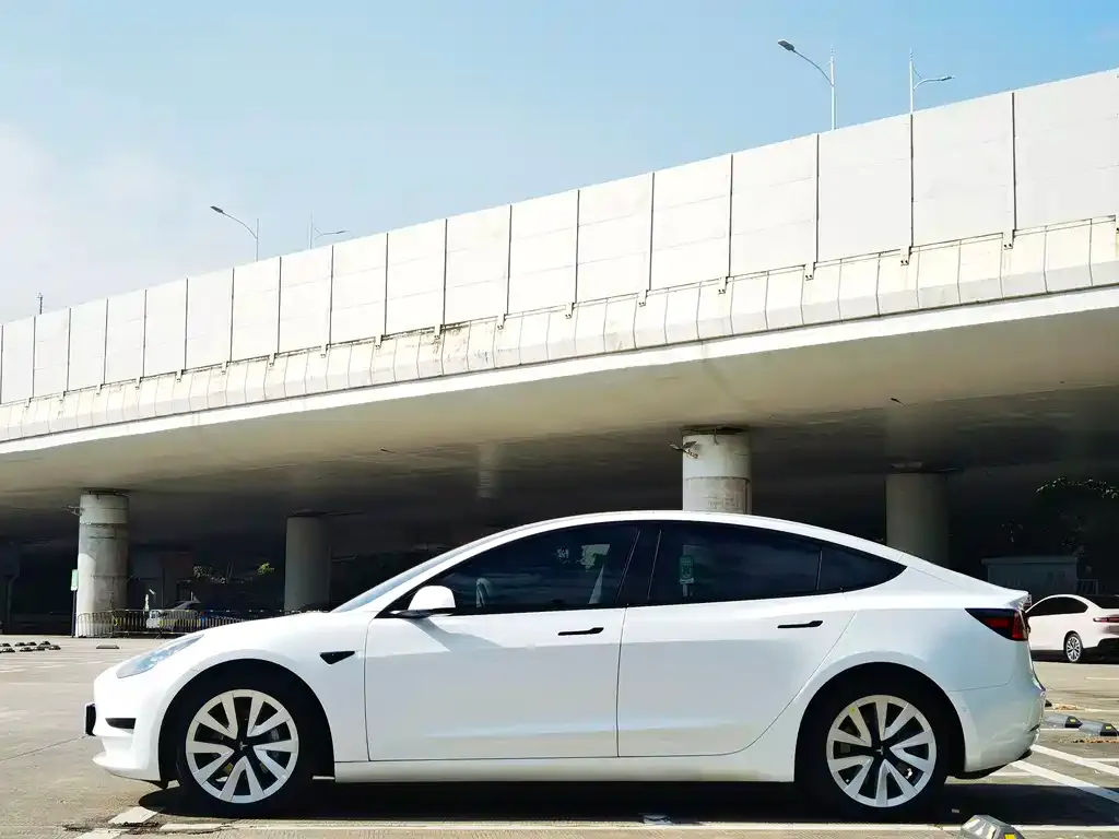 Tesla Model 3 — фото 4