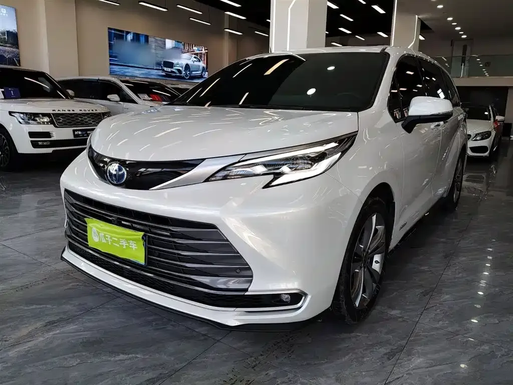 Toyota Sienna — фото 1