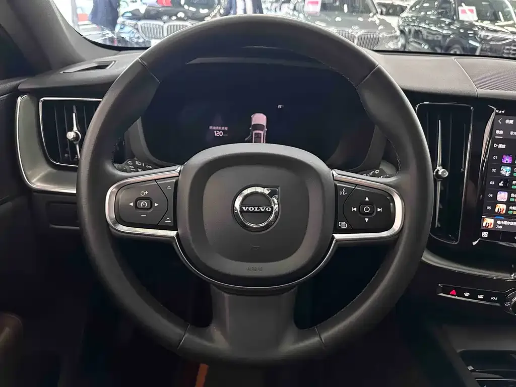 Volvo XC60 — фото 10