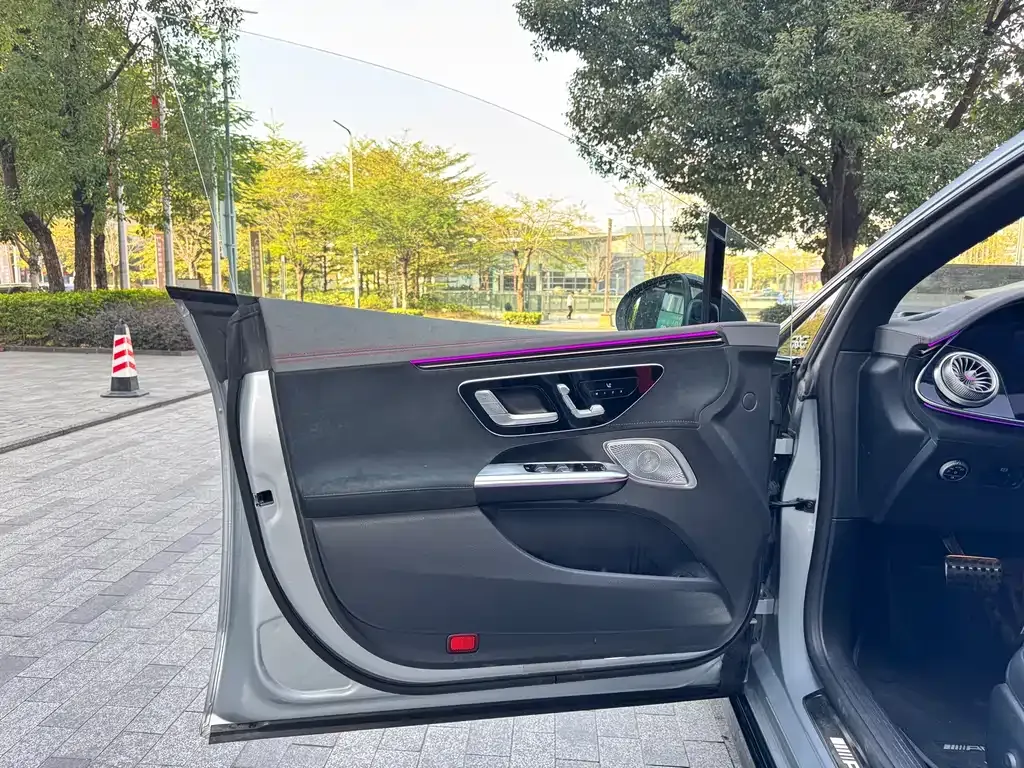 Mercedes-Benz EQE AMG — фото 10