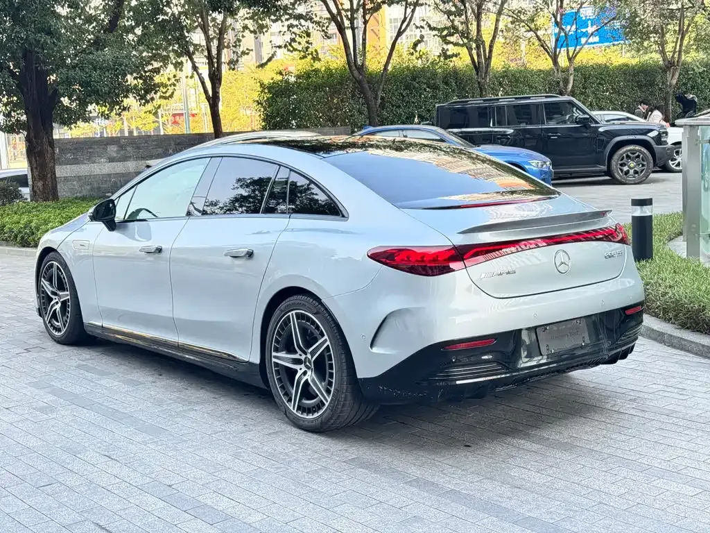 Mercedes-Benz EQE AMG — фото 5