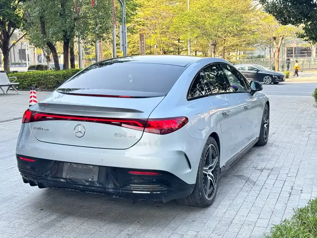 Mercedes-Benz EQE AMG — фото 6
