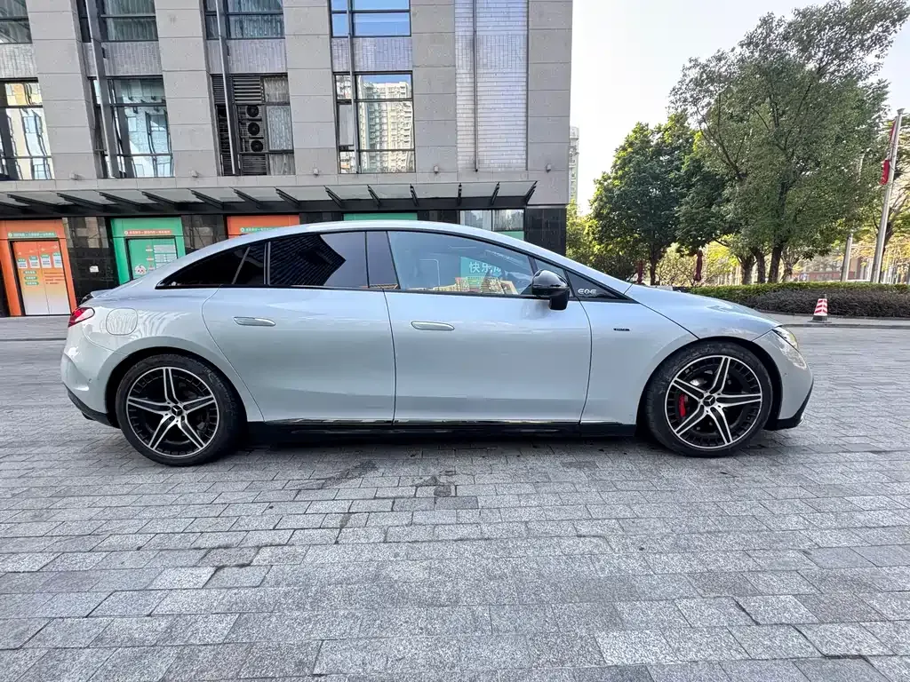Mercedes-Benz EQE AMG — фото 9