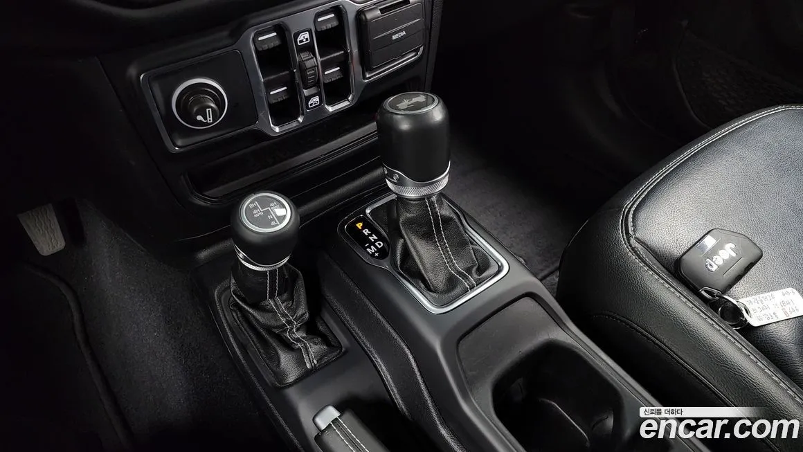 Jeep Wrangler — фото 10