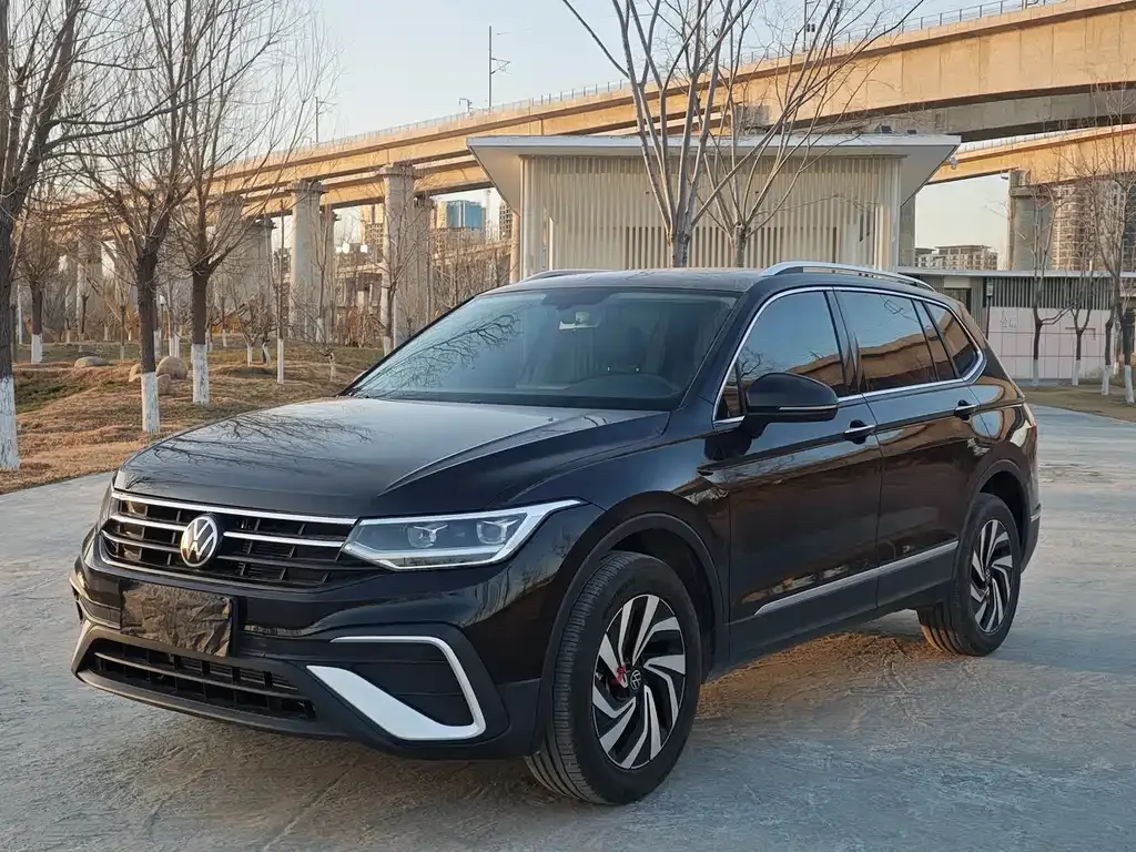 Volkswagen Tiguan L — фото 1