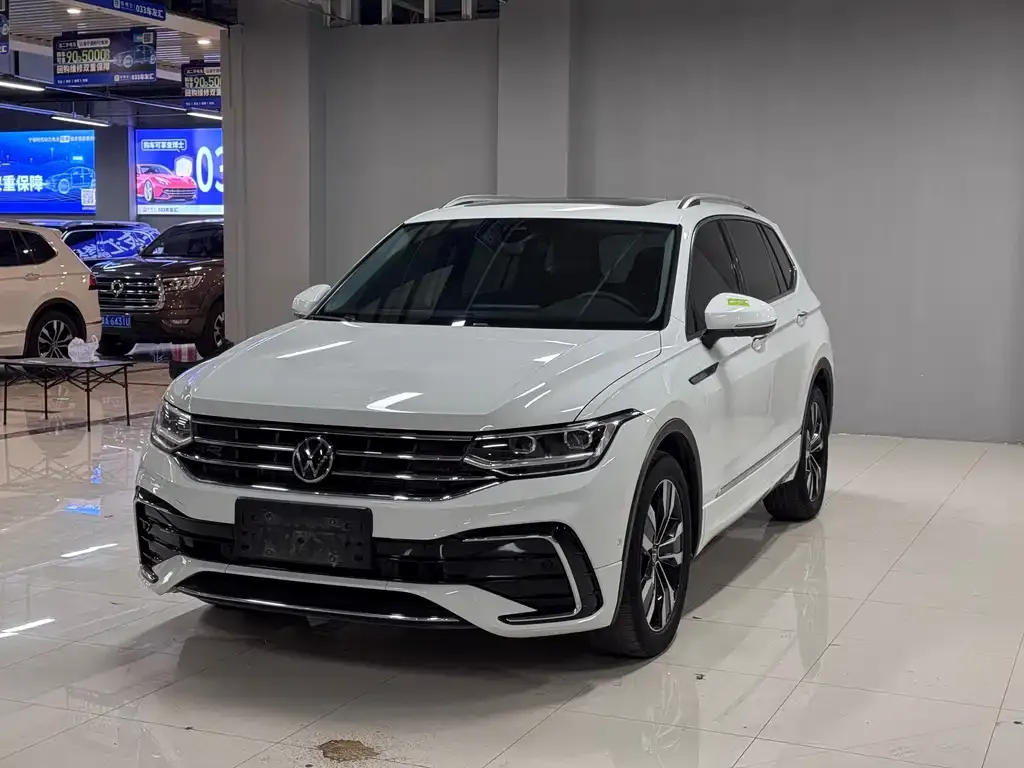 Volkswagen Tiguan L — фото 1