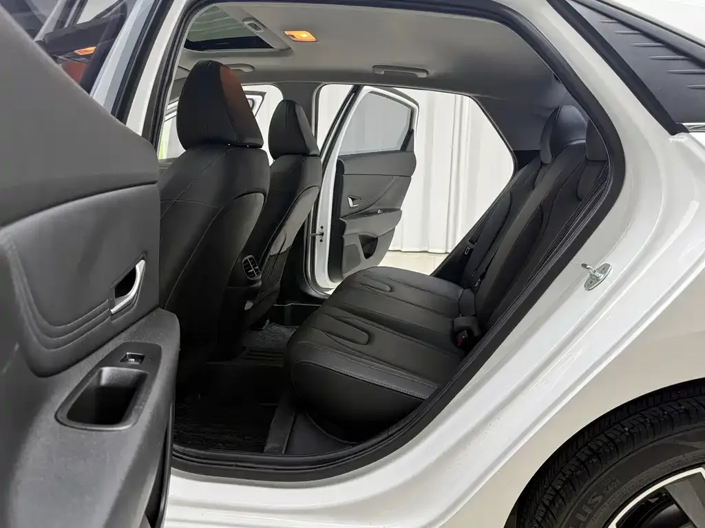 Hyundai Elantra — фото 8